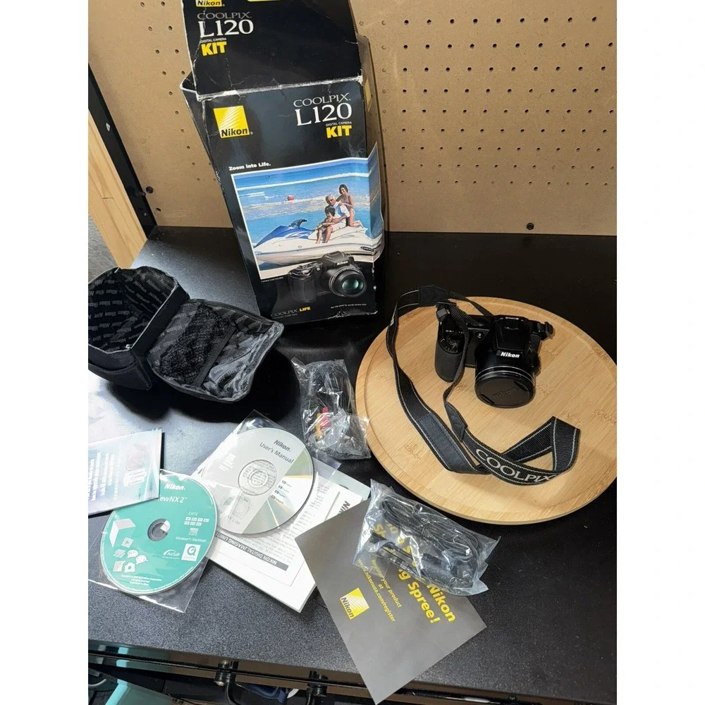 Nikon COOLPIX L120 14.1MP Digital Camera Black 21x Wide Zoom 4GB Memory *LCD Bad